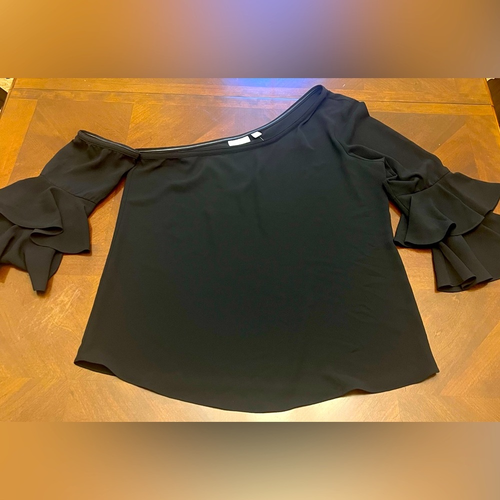 Unique black off the shoulder long sleeves blouse.
